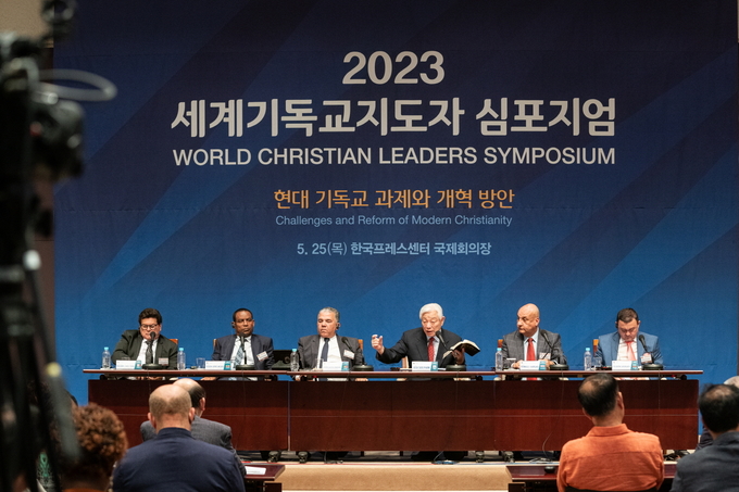 2023 세계기독교지도자 심포지엄에서 발언을 하고 있는 박옥수 목사. ⓒ 기독교지도자연합(CLF) 제공