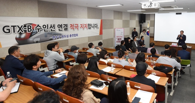 유정복 인천시장이 30일 인천시교육청평생학습관에서 열린 '2023년 제3회 찾아가는 열린 시장실'에서 온라인 열린 시장실 제인의견에 대한 공식답변을 하고 있다. ⓒ 인천시 제공