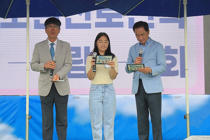 정장선 평택시장이, 제1회 평택시 청소년의 날 기념식에 사회를 보고 있다. ⓒ 평택시 제공