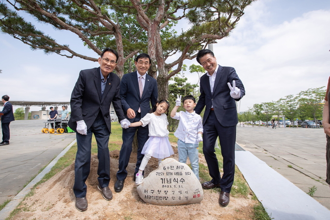 강범석 서구청장과 구의원 어린이 대표들이 ‘인구 60만 돌파’ 서구, 아시아드경기장에 기념식수 후 기념촬영을 하고 있다. ⓒ 서구청 제공