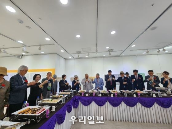이날 추진위원장 강영선(일본오사카미술관 관장)이 전시는 축제다라고 건배사를 하고 있다.