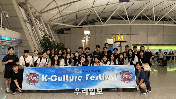인투코리아가 2023 K-Culture Festival in Taiwan 행사를 위해 대만으로 출국 전 공항에서 기념촬영을 하고 있다.(사진=인투코리아)