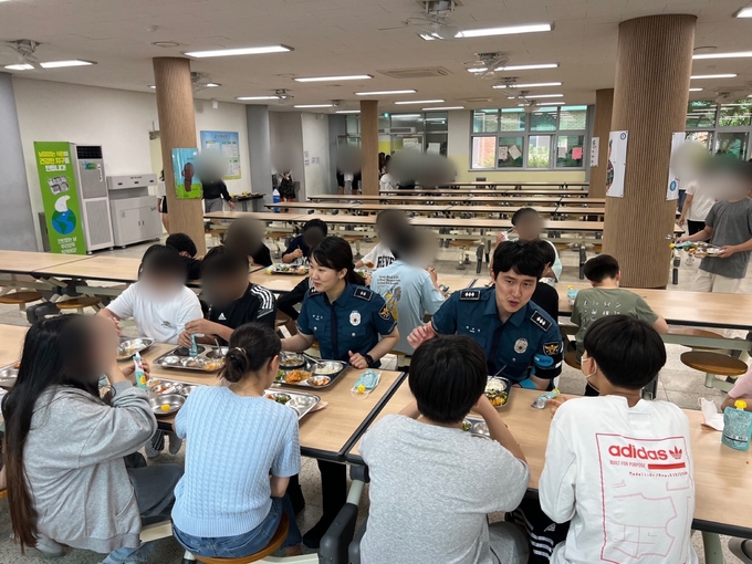 이재환 인천 서부경찰서장이 인천해원초를 방문해 학생들과 함께 식사하며 학교폭력 예방·홍보 활동을 펼치고 있다. ⓒ 인천서부서 제공