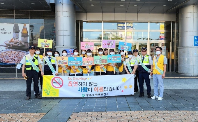 평택시 보건소가 제 36회 세계금연의날 금연 홍보 캠페인을 벌이고 있다. ⓒ 평택시 제공