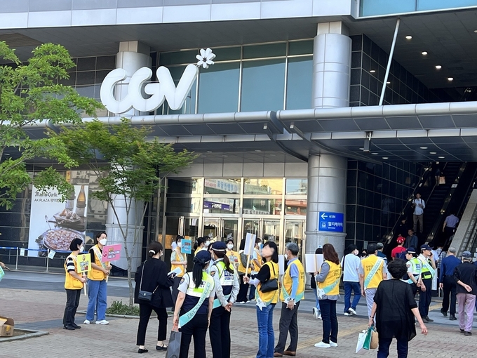 평택시 보건소가 제 36회 세계금연의날 금연 홍보 가두 캠페인을 벌이고 있다. ⓒ 평택시 제공