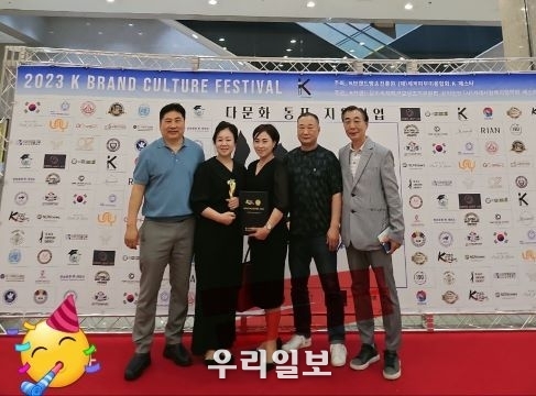 이날 한국중소기업주주마켓거래소 김인성 회장(왼쪽)과 김해연 대표(왼쪽 두번째)가 엑스턴코리아 임직원들과 함께 'K-브랜드 대상' 수상 포토존에서 기념촬영을 하고 있다.