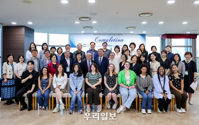 한국조지메이슨대학교가 국제교육전문가 아카데미를 진행하고 기념촬영을 하고 있다.(사진=한국조지메이슨대학교)