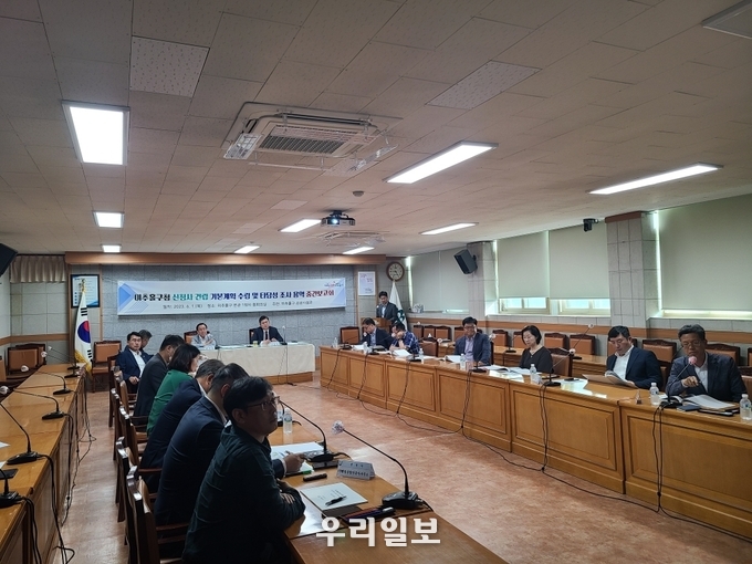 인천시 미추홀구가 구청 중회의실에서 신청사 건립 기본계획 수립과 타당성 조사 용역 중간보고회를 진행하고 있다.(사진=인천미추홀구청)