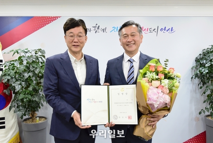 이민근 안산시장(왼쪽)이 허숭 신임 안산도시공사 사장에게 임명장을 수여하고 기념촬영을 하고 있다.(사진=안산시청)