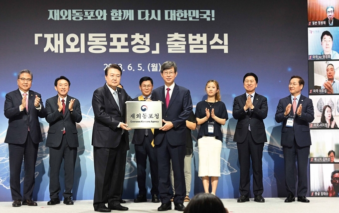 윤석열 대통령이 열린 재외동포청 출범식에서 이기철 초대 재외동포청장에게 현판을 전달하고 있다. ⓒ 인천시 제공