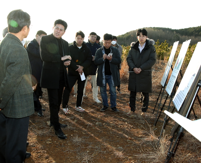 김정헌 중구청장이 2023년 1월 12일 제3유보지 현장방문해 설명을 듣고 있다. ⓒ 인천중구청 제공