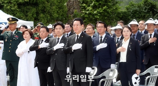 김영록 전라남도지사가 6일 오전 해남군 해남읍 현충탑에서 열린 제68회 현충일 추념식에서 국기에 대한 경례를 하고 있다. 이날 추념식에는 국가유공자와 유족 등이 참석해 순국선열과 호국영령의 애국정신을 기렸다.