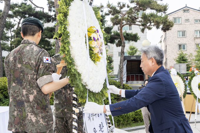 윤환 계양구청장이, 제68회 현충일 추념식에 헌화를 하고 있다. ⓒ 계양구 제공