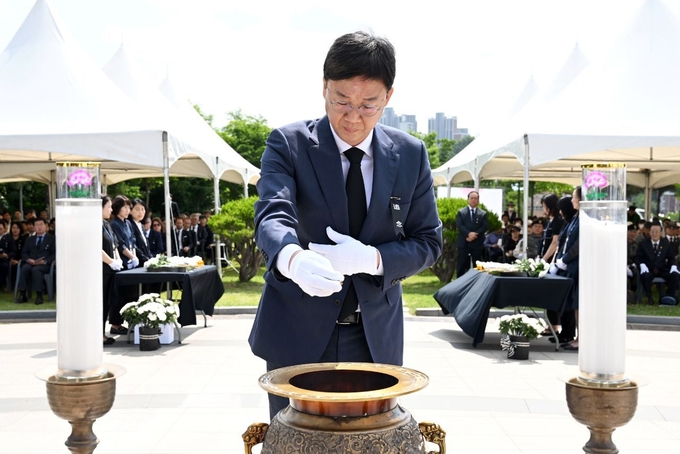 이민근 안산시장이 단원구 원곡공원 내 위치한 안산시 현충탑에서 열린 추념식에 참석해 헌화하고 있다.(사진=안산시청)