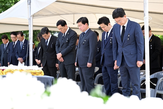 안산시가 6일 제68회 현충일을 맞아 순국선열과 호국영령의 숭고한 희생정신을 기리기 위해 단원구 원곡공원 내 위치한 안산시 현충탑에서 추념식을 진행하고 있다.(사진=안산시청)