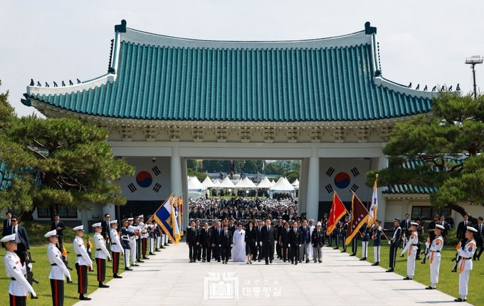 6월 6일 윤석열 대통령 부부가 제68회 현충일 추념식에 입장하고 있다. ⓒ 대통령실 제공