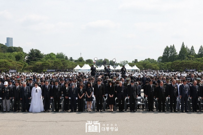6월 6일 윤석열 대통령 부부는 제68회 현충일 추념식에 참석해 묵념하고 있다. ⓒ 대통령실 제공