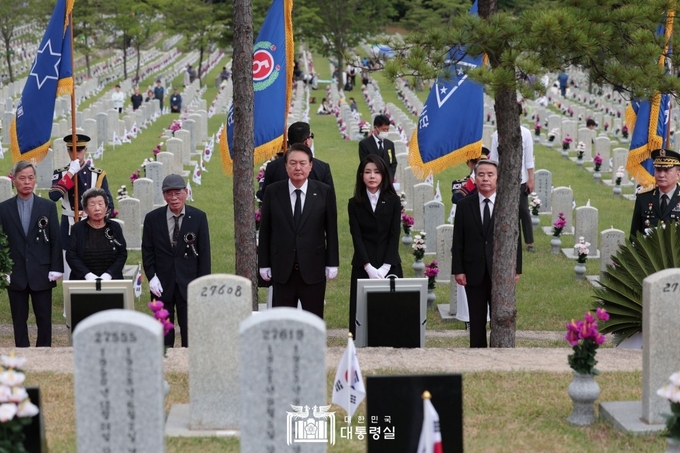 6월 6일 윤석열 대통령 부부는 호국의 형제 故 김봉학 일병 안장식에 참석했다. ⓒ 대통령실 제공