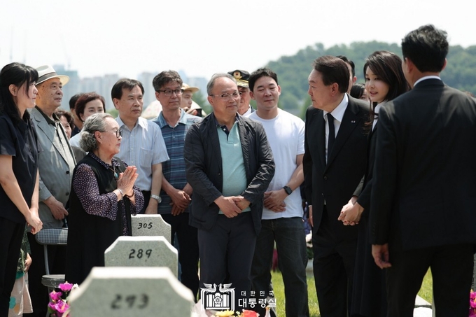 6월 6일 윤석열 대통령 부부는 베트남전 및 대간첩 작전 전사자 묘역을 방문했습니다.<br>
