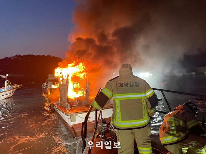 해양경찰이 선박화재를 발견하고 화재진압에 나서고 있다.