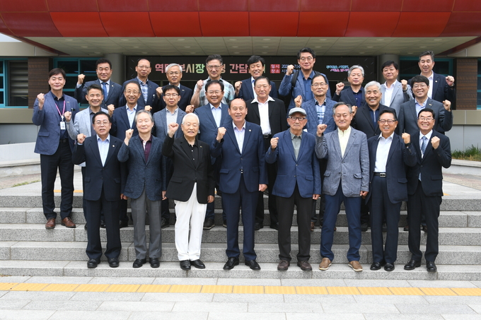 박형덕 동두천시장이, 민선 출범 이후 역대 부시장 초청 간담회 개최 후 기념촬영을 하고 있다. ⓒ 동두천시 제공