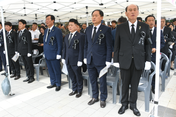 박형덕 동두천시장과 시 관계자들이 제68회 현충일 추념식 거행하고 있다. ⓒ 동두천시 제공