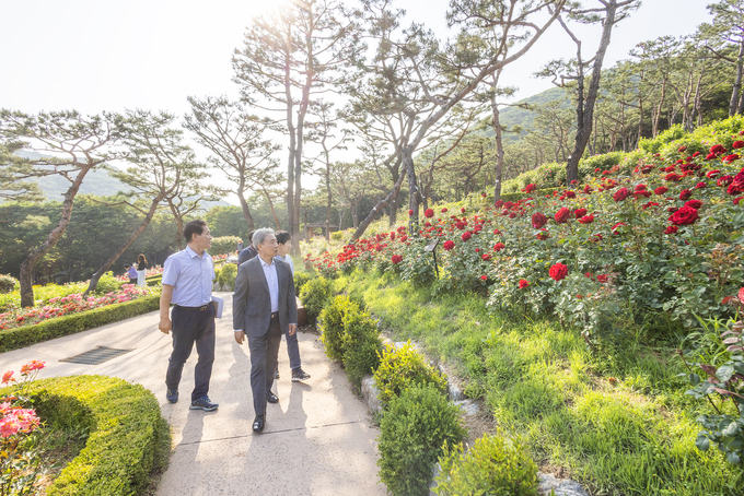 윤환 계양구청장, 계양산 둘레길 현장 점검 계양산 둘레길 완성 경로를 둘러보고 있다. ⓒ 계양구 제공