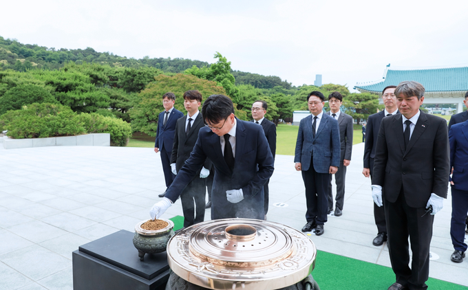 김종호 인천본부세관장 직원들과 함께 서울 동작구 소재 국립서울현충원을 찾아 분향을 하고 있다.(자료=인천본부세관)