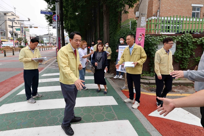 김찬진 동구청장이 초격차 부모 안심 어린이 통학로 조성에 현장을 돌아보고 있다. ⓒ 동구청 제공
