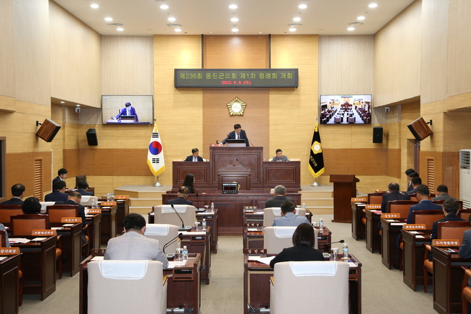 이의명 옹진군의장이 제236회 옹진군의회 제1차 정례회 개회를 선언하고 있다. ⓒ 옹진군의회 제공