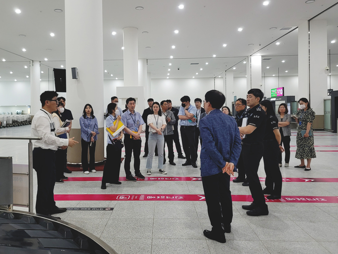 인천본부세관이 인천항 국제여객터미널에서 농림축산검역본부(중부지역본부), 국립수산물품질관리원(인천지원), 인천항만공사, 한국관세무역개발원 및 인천항 취항 韓-中화객선 9개 선사와 입국장 현장점검을 진행하고 있다.(자료=인천본부세관)