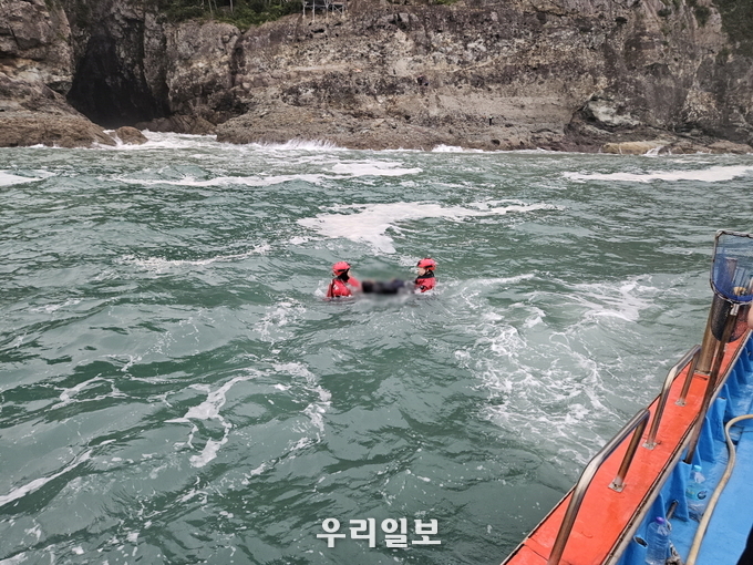 여수해경이 해상에 추락한 낚시객을 구조하고 있다.(사진=여수해경)
