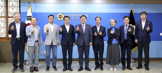 인천시의회와 미추홀에듀타운교장협의회가 최근 의장실에서 옛 선인재단 내의 통학로 안전 확보 문제에 관해 긴밀히 협의 후 기념촬영을 하고 있다.<사진 왼쪽부터 김신제(소방고) 교장, 조용행(인천재능대) 교수, 김재동 의원, 허식 의장, 심재돈 위원장, 박형인(대중예술고)·김혜자(인화여자고)·조철수(선인고)·김봉영(인천전자마이스터고) 교장> ⓒ 인천시의회 제공