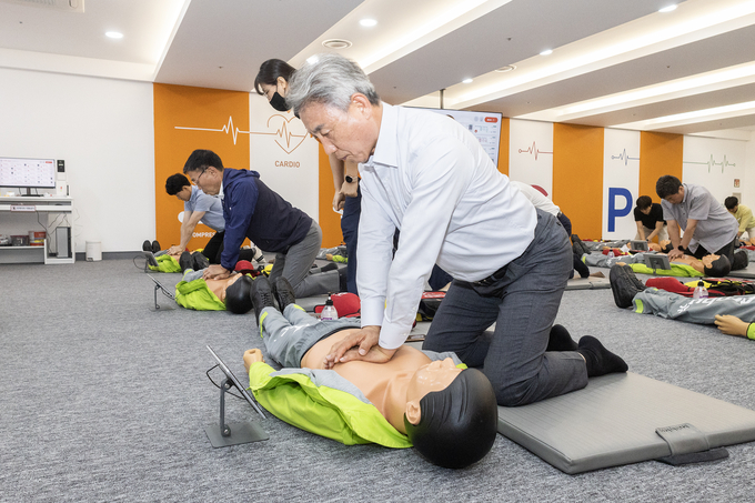 윤환 계양구청장이, 6월 ‘전 직원 심폐소생술·재난안전 교육’ 실시에서 시연을 벌이고 있다. ⓒ 계양구 제공