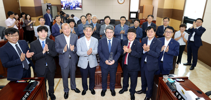 인천시의회 산경위의원들이 이응길 상수도본부장에게 공로패를 전달하고 기념촬영을 하고 있다. ⓒ 인천시의회 제공
