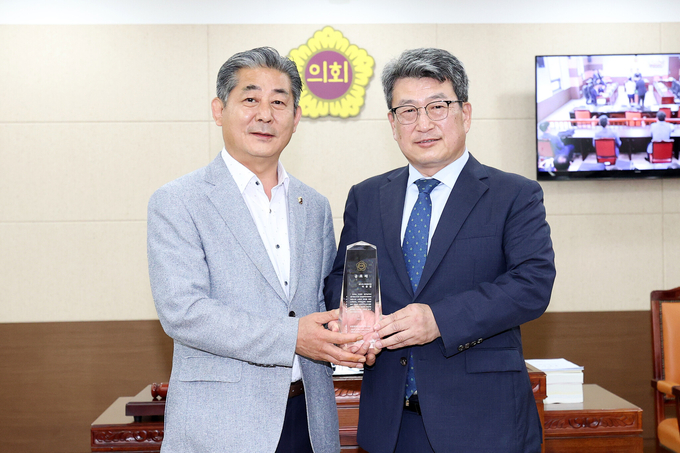 인천시의회 정해권 산업경제위 위원장이 이응길 상수도사업본부장에게 공로패 전달을 하고 있다. ⓒ 인천시의회 제공