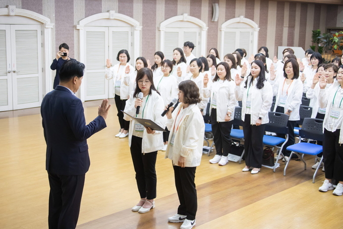 강범석 서구청장이 국공립어린이집 60곳 확충한 서구, ‘아동학대 예방’ 결의대회에서 선서를 하고 있다. ⓒ 서구청 제공