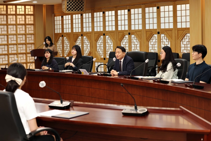 김찬진 동구청장이 MZ세대 소통 주니어보드 운영에 모두 발언을 하고 있다. ⓒ 동구청 제공