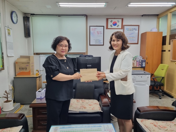 인천 서구가 어려운 이웃에 전해달라며 라면 60박스와 바자회 수익금 37만 원을 전달. ⓒ 서구 제공