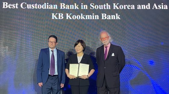 지난 14일 태국 방콕에서 아시안뱅커지가 주관한 '더 아시안 뱅커 파이낸셜 마켓 어워즈 2023' 에서 김옥자 KB국민은행 수탁사업부장(왼쪽 두번째)과 아시안뱅커지 관계자들이 기념촬영을 하고 있다.(사진=KB국민은행)