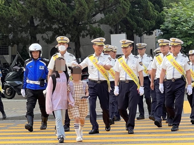 인천경찰청 어린이 교통안전문화 정착을 위해 어린이 교통안전 캠페인 실시 하고 있다. ⓒ 인천경찰청 제공