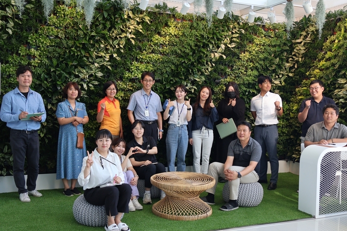 충주시 농업기술센터가 지도사 전문성 강화 프로그램 진행하고 기념촬영을 하고 있다.(사진=충주시농업기술센터)