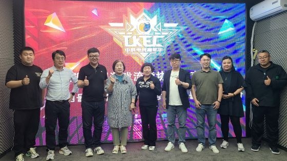 지난달 29일 중국 ckec 왕홍 스튜디오에서 국제e-스포츠진흥원 전옥이 이사장(왼쪽 네번째)가 엄지척을 하면서 관계자들과 기념촬영을 하고 있다. ⓒ 국제e-스포츠진흥원 제공