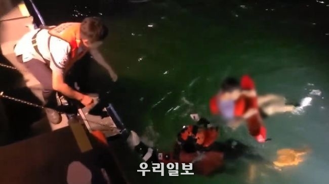 여수해경이 갯바위에 고립된 10대들 2명을 구조하고 있다.(사진=여수해경)