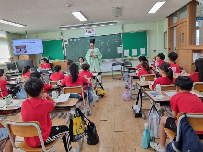 이석기 道 무형문화재 보유자, 관내 초등생에 경기송서 교육을 실시하고 있다. ⓒ 동두천시 제공