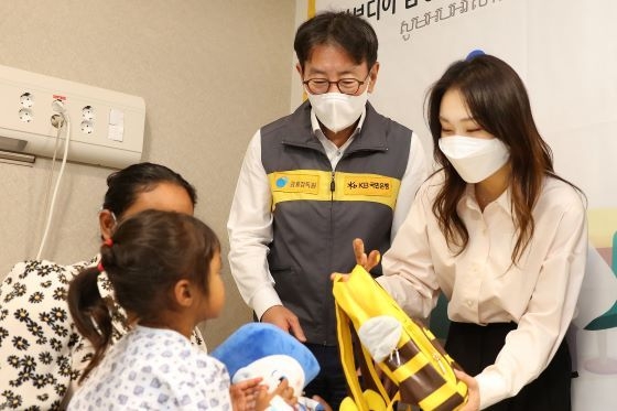 지난 15일 부천 세종병원에서 이재근 KB국민은행장(우측 2번째)과 최민정 KB금융그룹 후원 쇼트트랙 선수(우측 1번째)가 '캄보디아 심장병 어린이 의료지원' 을 통해 수술을 마친 아이들에게 선물을 전달하고 있다. ⓒ KB국민은행 제공