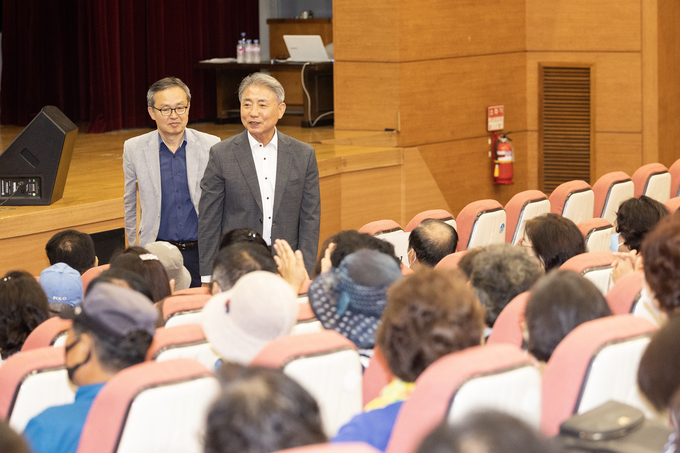 윤환 계양구청장이, 2023년 노인일자리 및 사회활동지원사업 참여자 혹서기 대비 통합교육 실시 후 참여자들을 만나고 있다. ⓒ 계양구 제공