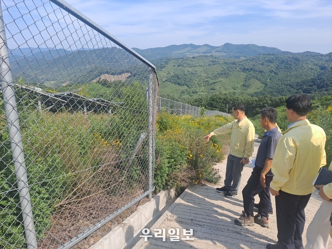 강상구 전남도 에너지산업국장이 산지 태양광 발전시설 점검(영암 금정)을 하고 있다. ⓒ 전남도 제공