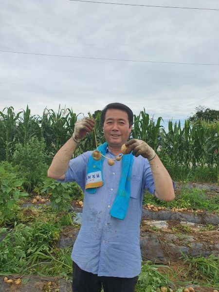 주거복지행복주택협동조합 이사장 겸 (사)주거복지연대 경기남부 지사장이 평택 도시텃밭에서 수확한 감자를 들고 활짝 웃고 있다.(사진= (사)주거복지연대 경기남부지사)