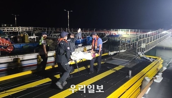 완도해경이 폭염 속 섬마을 응급환자를 이송하고 있다.(사진=완도해양경찰서)